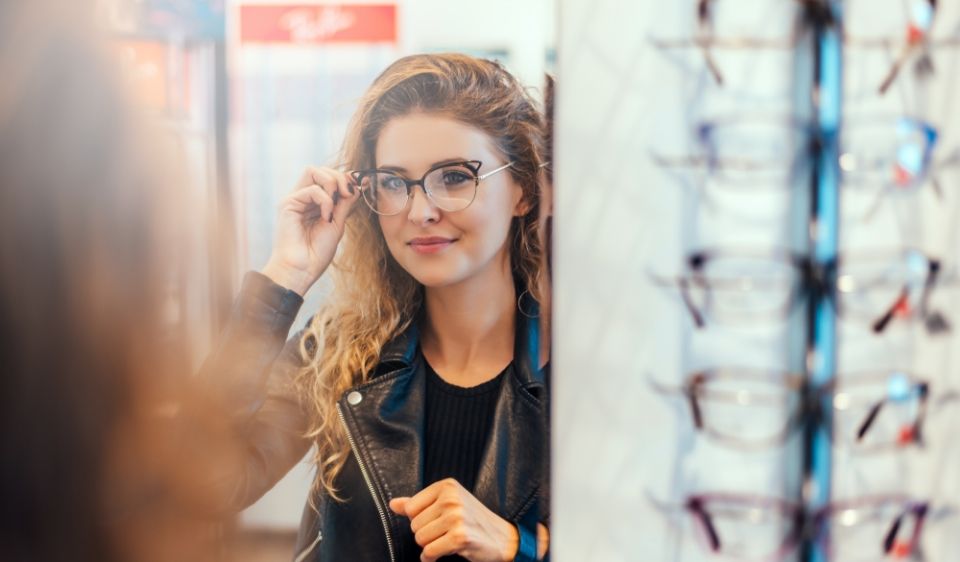Junge Frau probiert eine Brille an